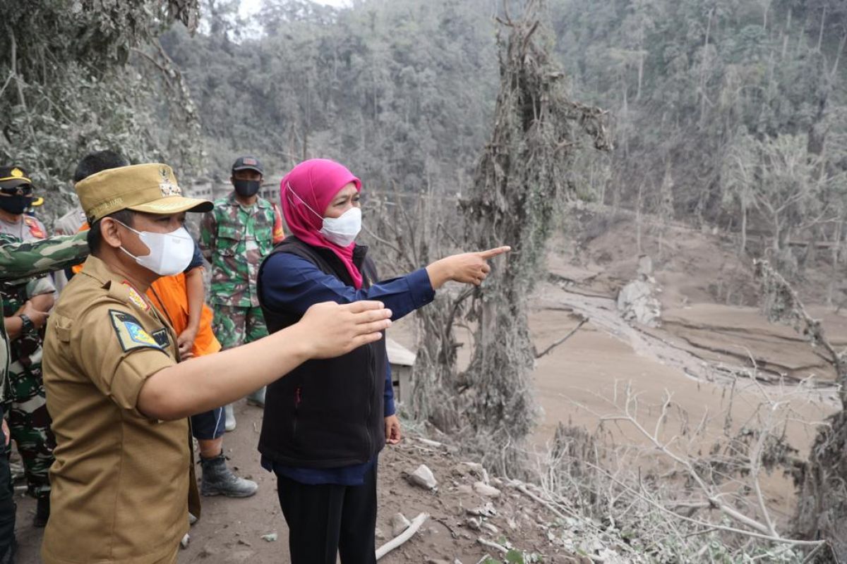 Gubernur Jatim Khofifah didamping Bupati Lumajang Thoriqul Haq meninjau langsung kondisi Kecamatan Pronojiwo. (Foto: Pemprov Jatim/jatimnow.com)