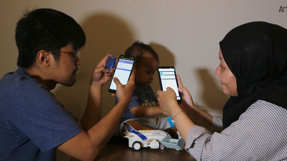 Layanan #BankingFromHome bisa dilakukan di mana saja dalam sekali genggaman. (Foto: Fajar Mujianto/jatimnow.com)