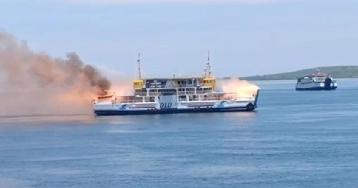 KMP Dharma Rucitra terbakar di perairan Selat Bali, sesaat setelah lepas jangkar dari Pelabuhan Ketapang. Ini merupakan simulasi penanganan kecelakaan. (Foto: Rony Subhan/jatimnow.com)