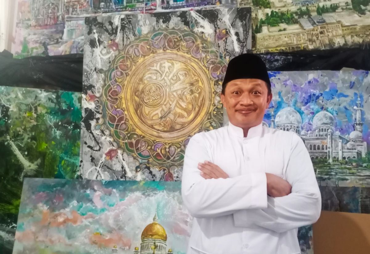 Kak Komang menjual lukisannya untuk membantu korban erupsi Gunung Semeru. (Foto: Sahlul Fahmi)
