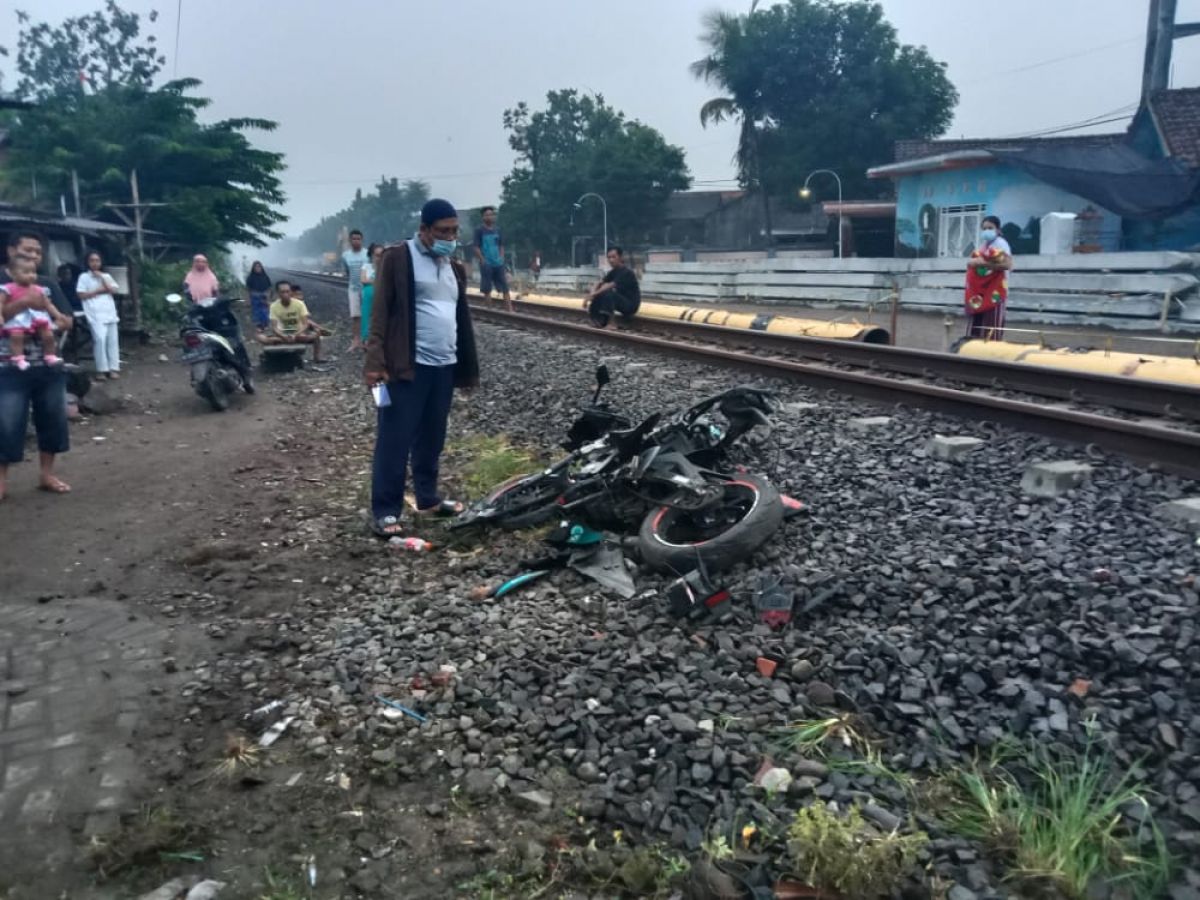 Sepeda motor milik korban Putra Hasibuan yang tertabrak kereta api. (Foto: Istimewa)