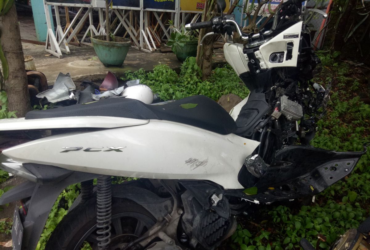 Biker Honda PCX tewas usai tabrakan dengan truk di Pasuruan. (Foto: Polres Pasuruan/jatimnow.com)