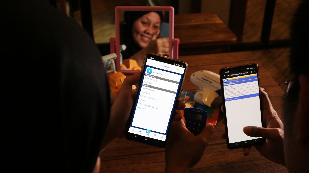 Menu KlikBCA dan BCA Mobile memudahkan setiap urusan transaksi perbankan nasabah. (Foto: Fajar Mujianto/jatimnow.com)
