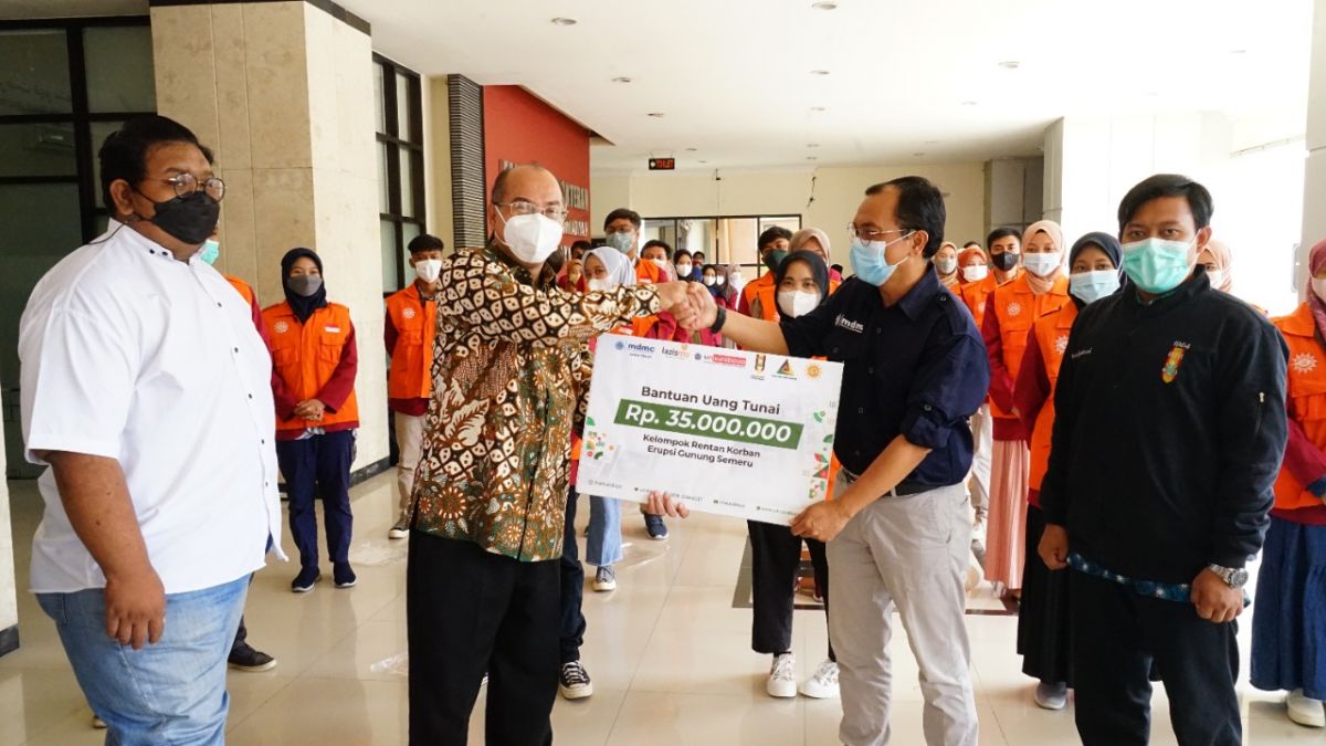 Penyerahan bantuan uang tunai untuk pengungsi bencana erupsi Gunung Semeru.