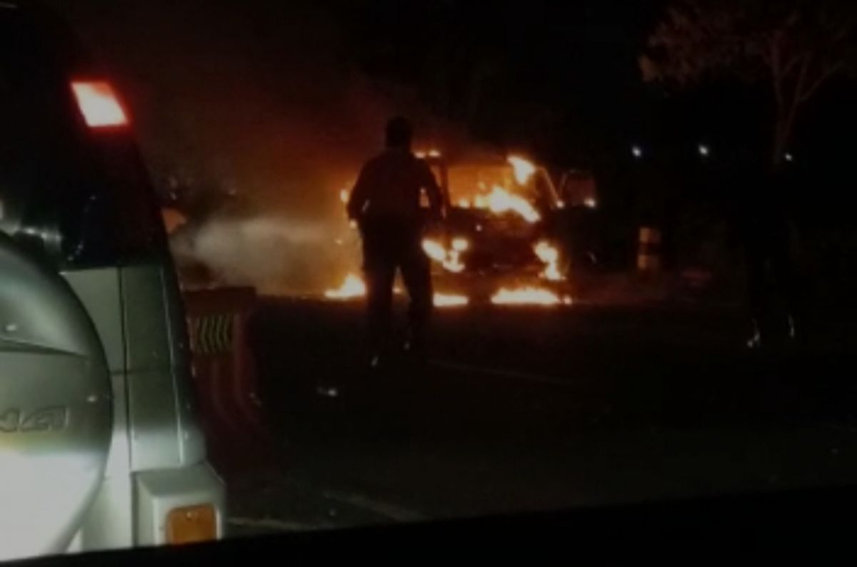 Mobil terbakar di pintu exit Tol Dumpil. (Foto: Mita Kusuma/jatimnow.com)