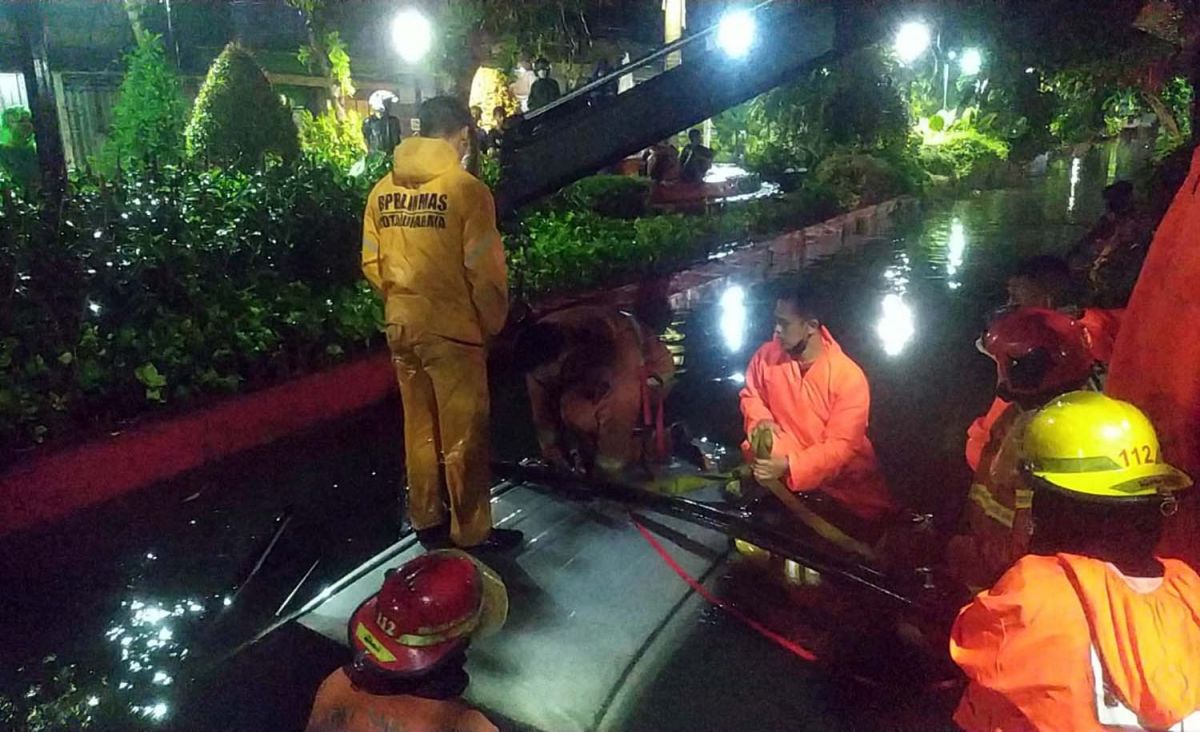 Mobil Avanza yang tercebur dalam sungai di Surabaya (Foto-foto: Info Kedaruratan 112 Surabaya)