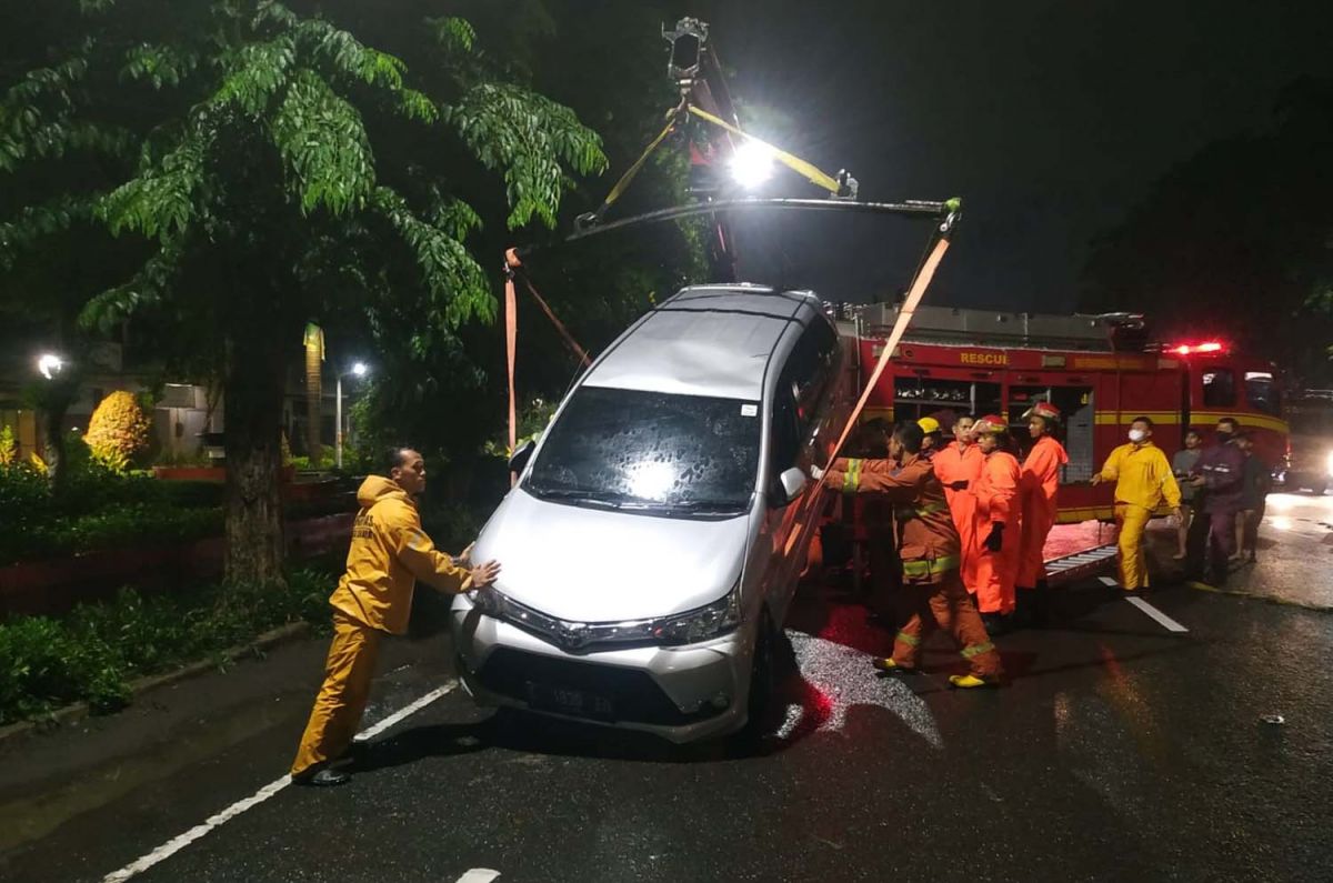Proses evakuasi mobil Avanza yang tercebur sungai di Surabaya