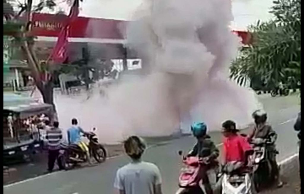 Motor jadul yang terbakar di Kota Probolinggo (Foto: Tangkapan layar video viral)
