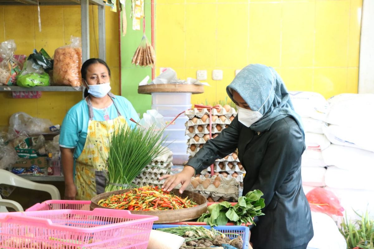 Wali Kota Mojokerto, Ning Ita saat mengecek harga cabai (Foto: Dinas Kominfo Kota Mojokerto)