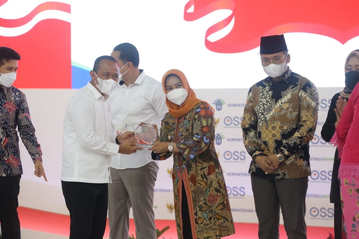 Wali Kota Mojokerto Ika Puspitasari saat terima penghargaan. (Foto: Achmad Supriyadi/jatimnow.com)