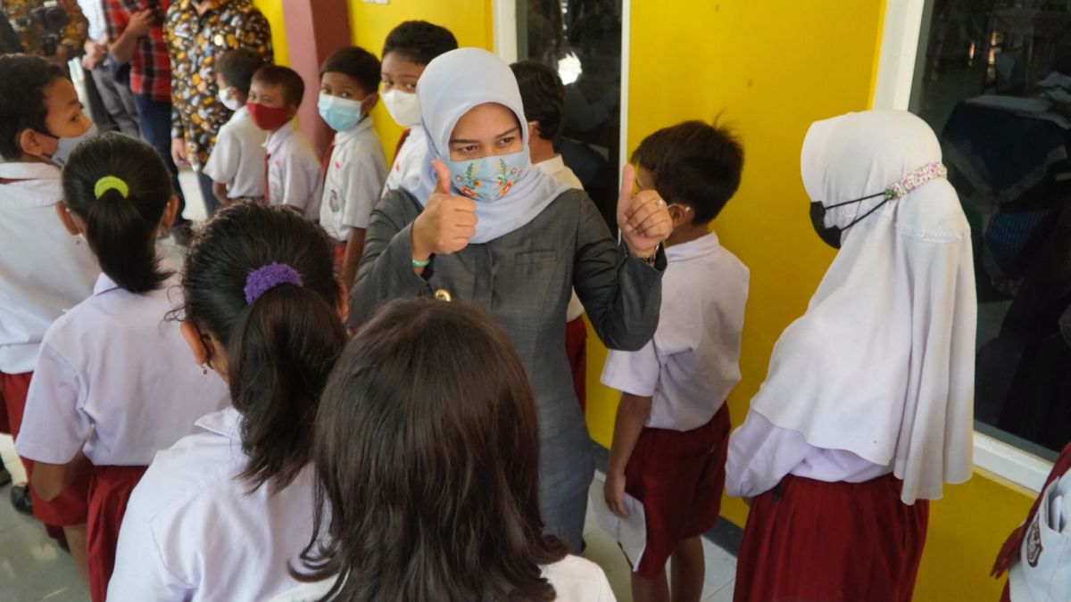 Ning Ita berikan semangat kepada anak-anak penerima vaksin di Kota Mojokerto.