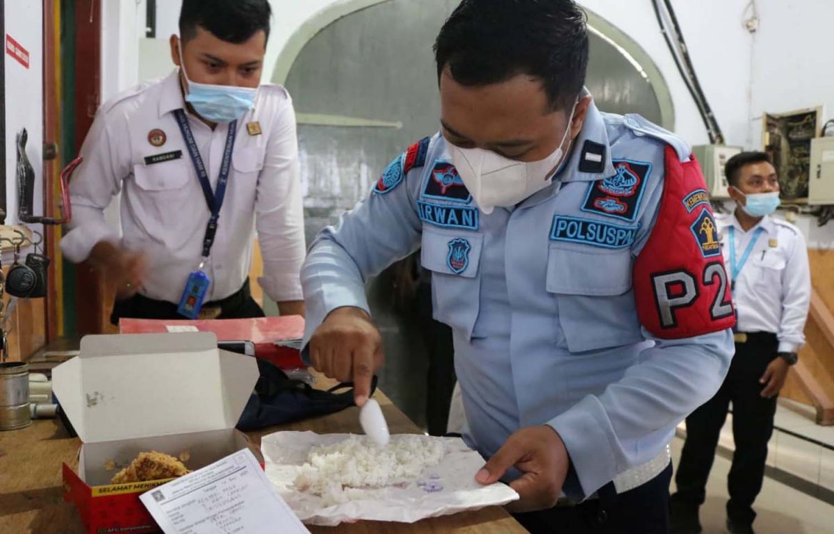 Petugas Lapas Banyuwangi memeriksa nasi kotak dan menemukan obat terlarang (Foto: Lapas Banyuwangi)