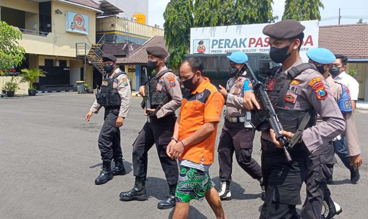 Pelaku pembacokan pria di Surabaya digiring di Mapolres Pelabuhan Tanjung Perak