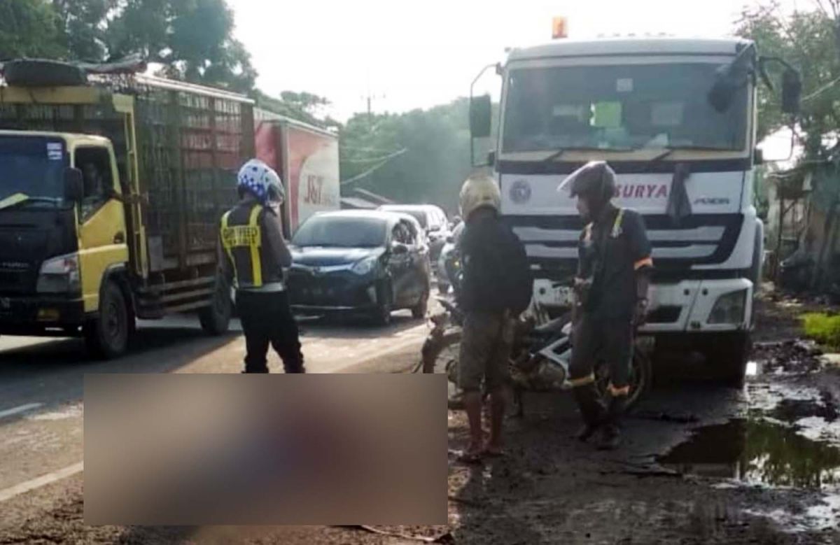 Pengendara motor tewas kecelakaan di Gresik (Foto: Instagram @infoduduksampeyan)
