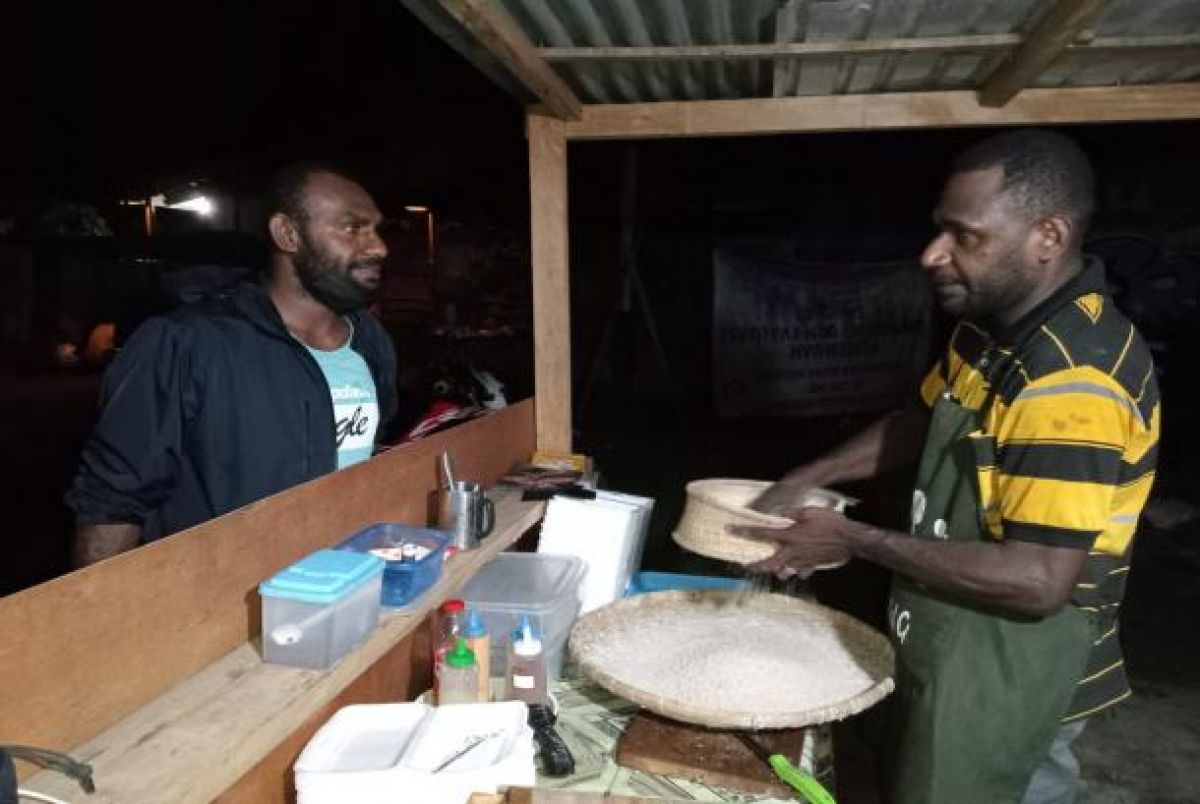 Penjual pizza Papua, Tobias Keije, melayani pembeli. (Foto: Republika/Priyantono Oemar)