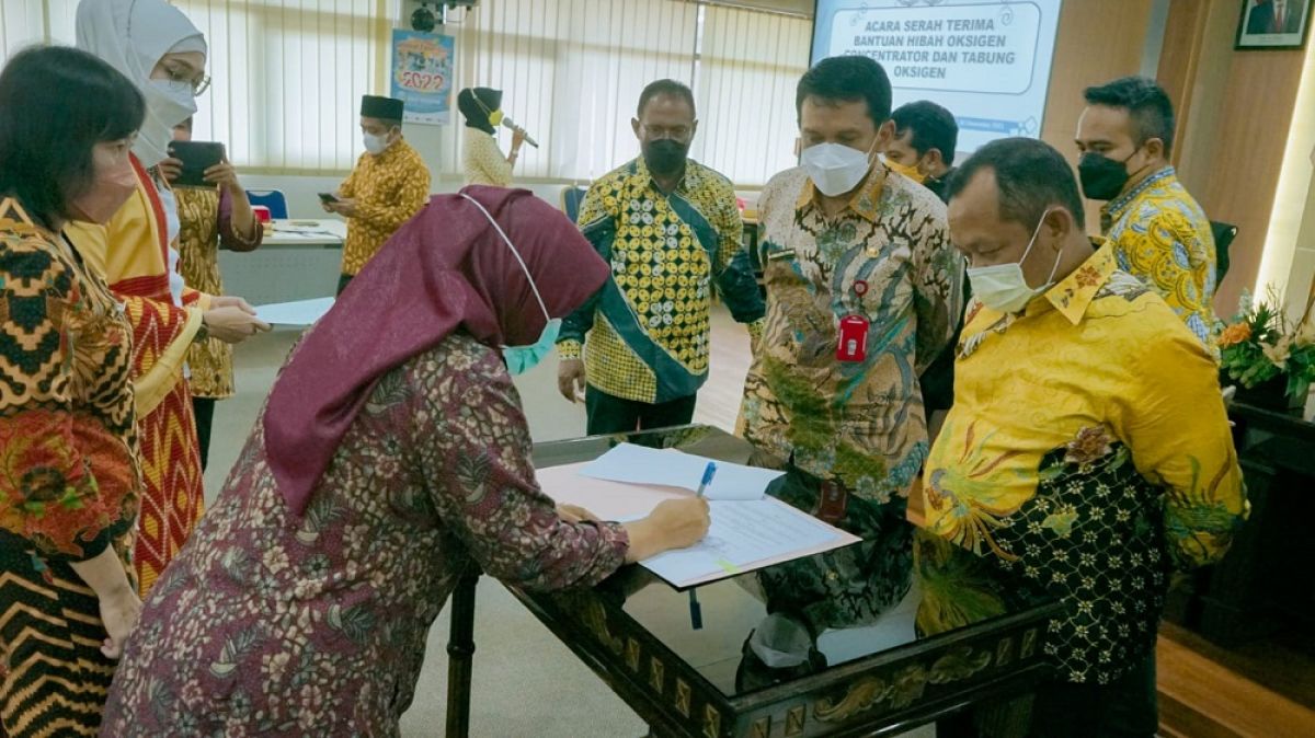 Penyerahan bantuan tabung oksigen di Kantor Dinas Kesehatan Provinsi Jawa Timur . (Foto: Dok. Golkar Jatim/jatimnow.com)