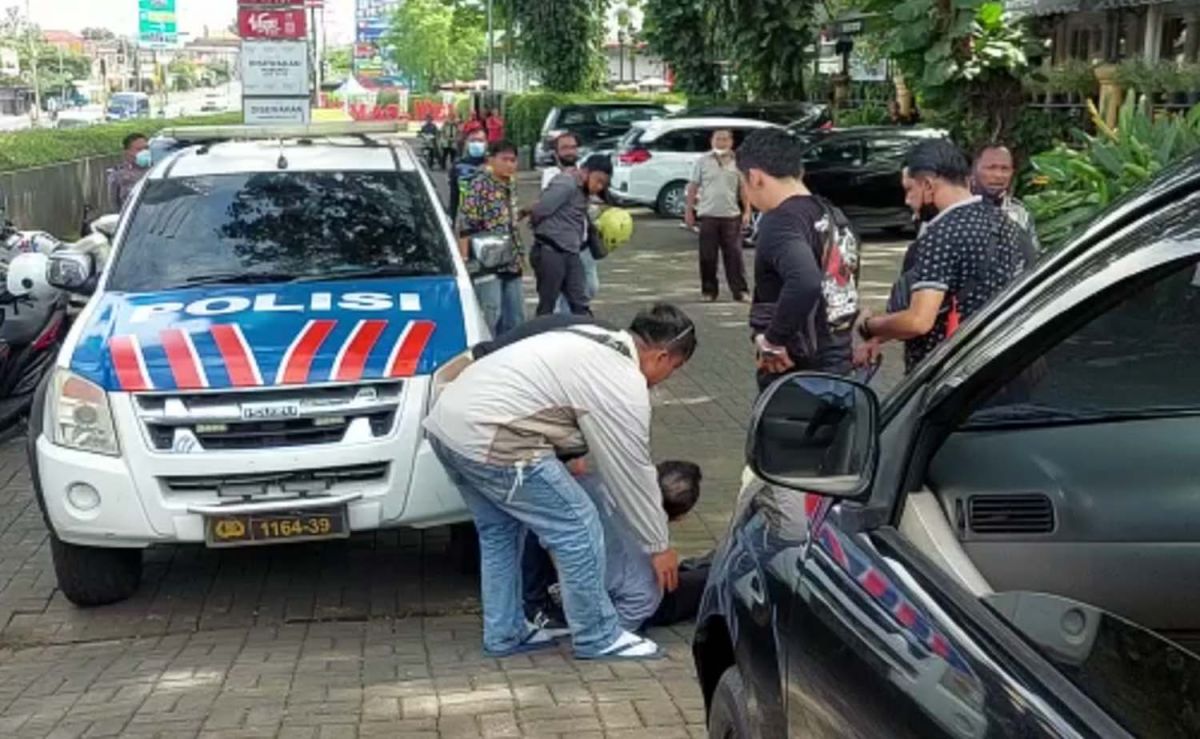 Polisi berpakaian preman melumpuhkan empat terduga perampok di Taman Dayu, Pasuruan