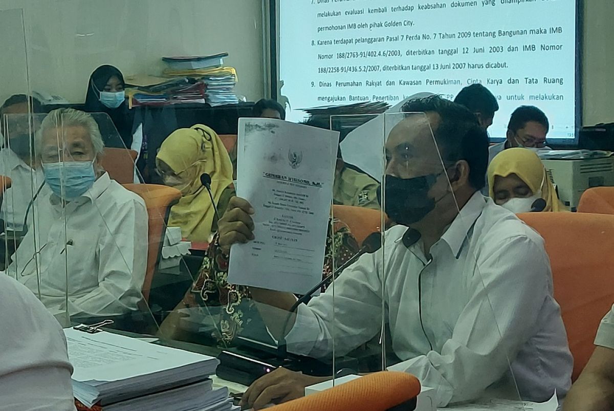 Perwakilan Polrestabes Surabaya Iptu Komar Sasmito saat menunjukkan laporan. (Foto: Ni'am Kurniawan/jatimnow.com)