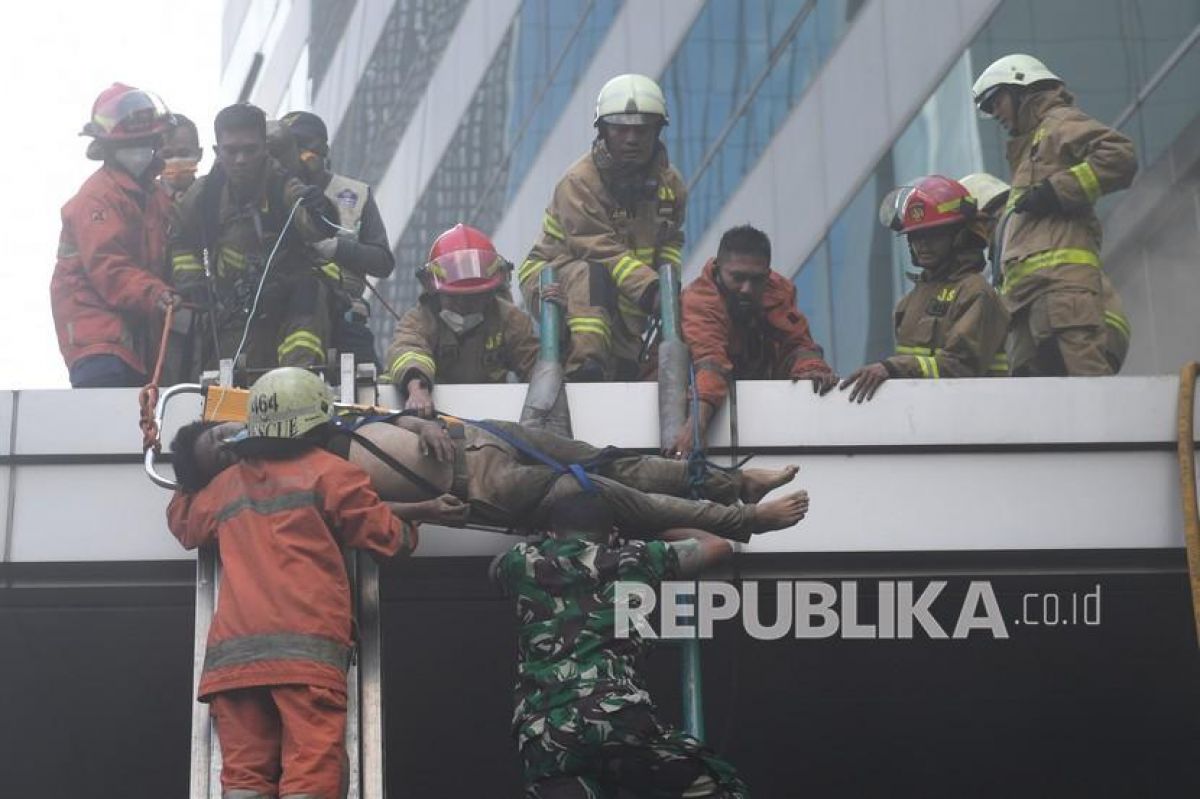 Petugas mengevakuasi korban kebakaran yang terjadi di Gedung Cyber 1, Jakarta, Kamis (2/12/2021) - (Foto: ANTARA/Akbar Nugroho Gumay via Republika)