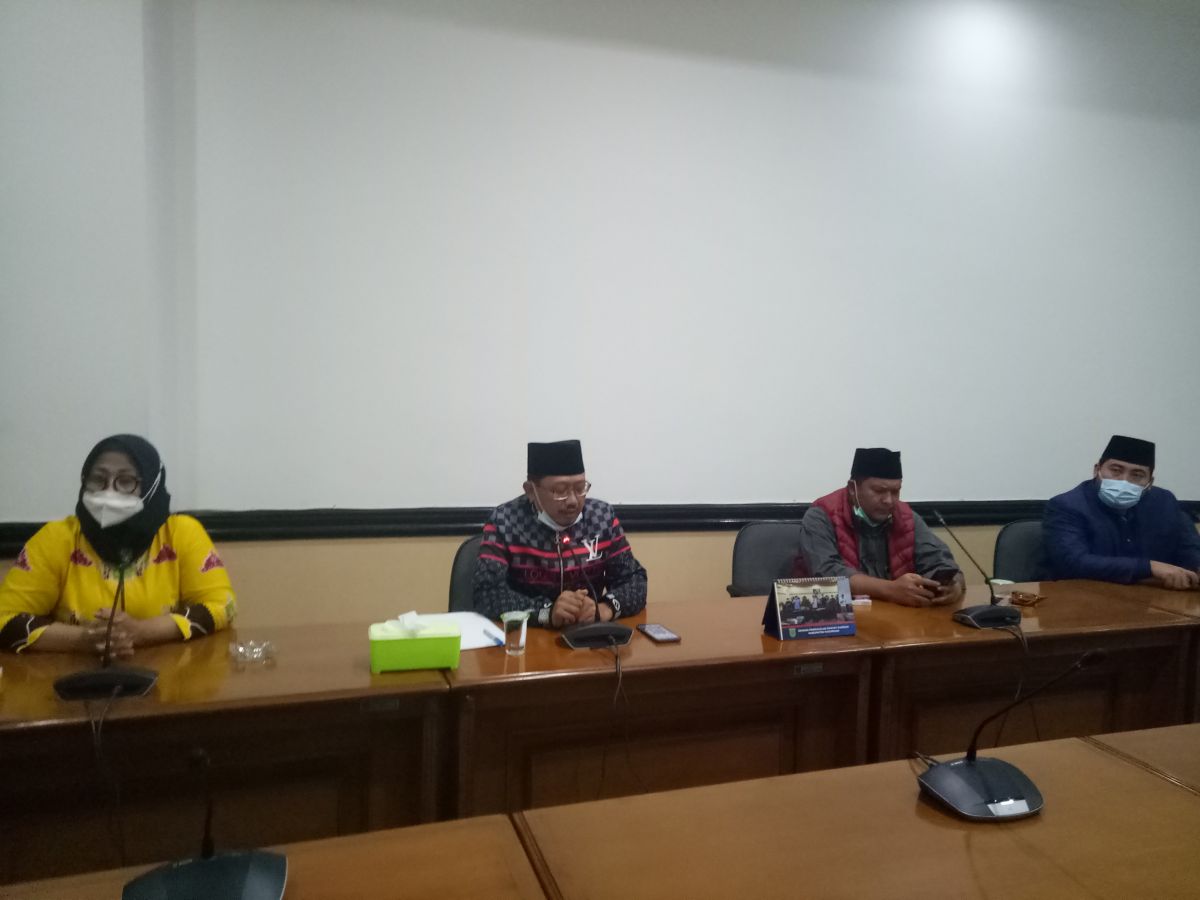 Pimpinan DPRD Kabupaten Pasuruan merasa dirugikan dikaitkan pemberitaan ayah RB. (Foto: Mochamad Rois)
