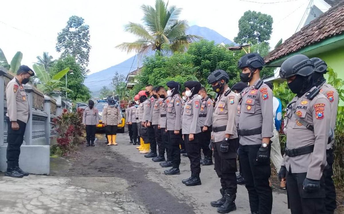 Polda Jatim terjunkan personel amankan rumah korban erupsi Gunung Semeru. (Foto: Mahfud Hidayatullah/jatimnow.com)