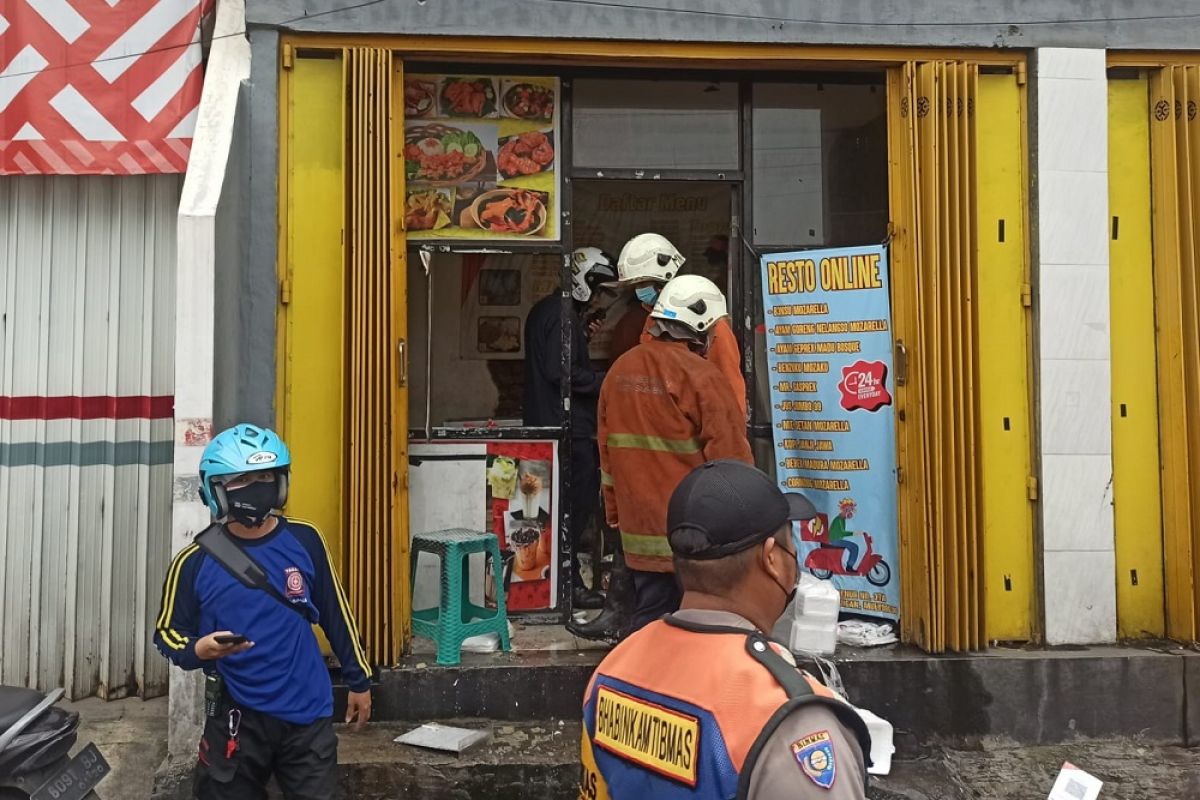 Resto Online di Jalan Menur 37 yang terbakar bagian dapurnya, Sabtu (18/12/2021) pagi. (Foto : Kedaruratan 112 Surabaya/jatimnow.com)