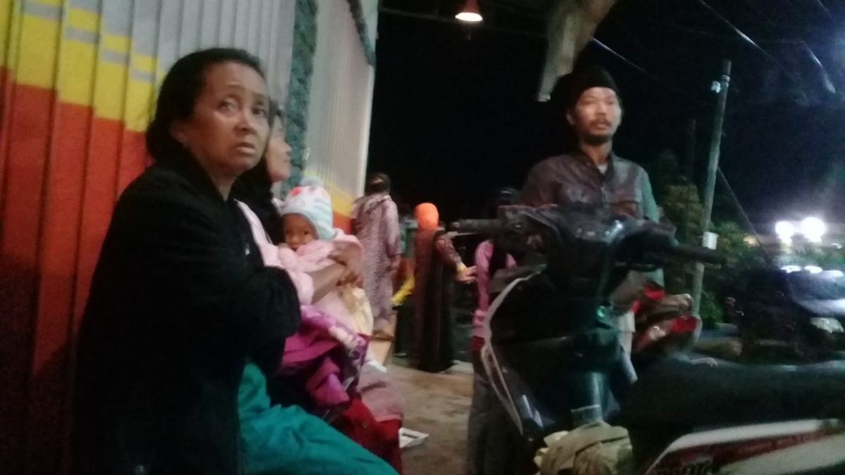 Suara gemuruh berasal dari Gunung Semeru membuat panik warga di Desa Sumbermujur Kecamatan Candipuro Kabupaten Lumajang. (Foto: Mahfud Hidayatullah/jatimnow.com)