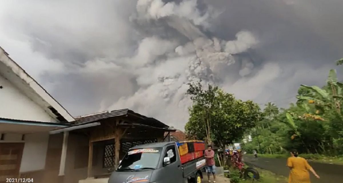 Erupsi Gunung Semeru membuat jalur penerbangan dialihkan. (Foto: Istimewa)
