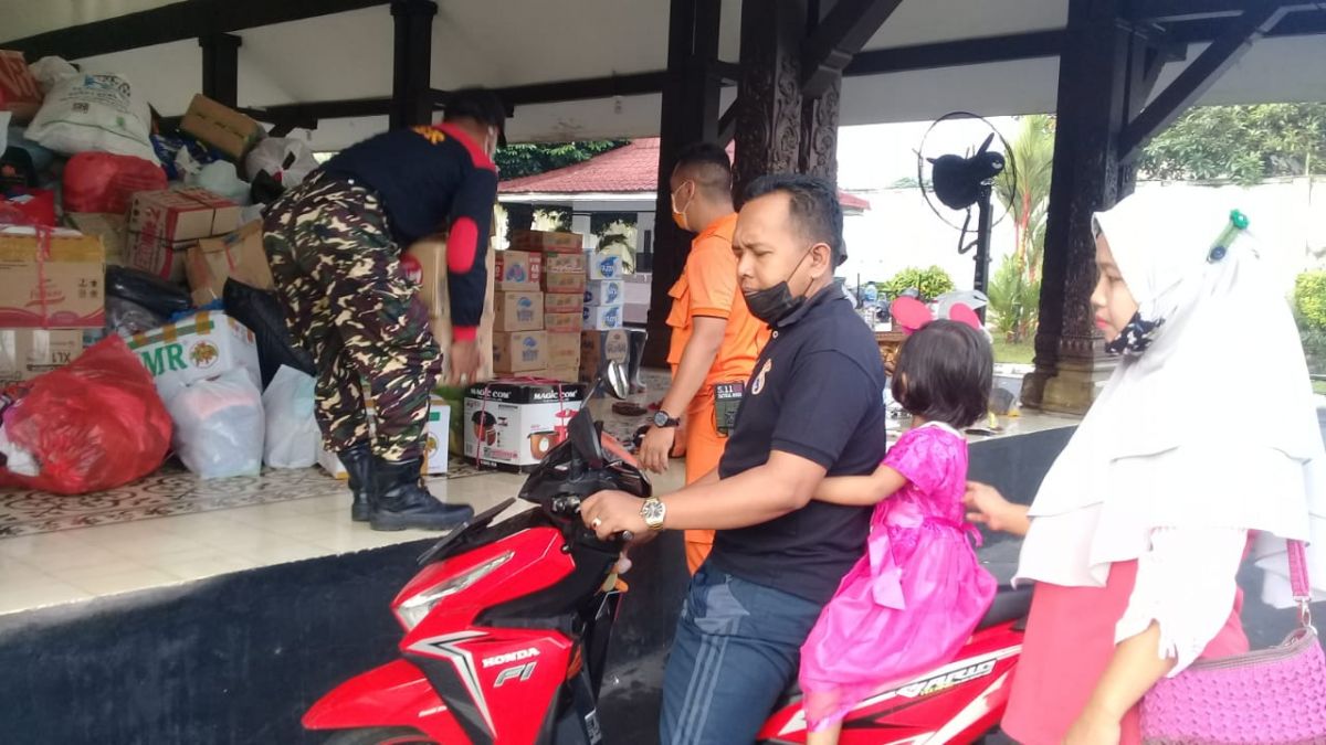 Warga Lumajang mengumpulkan bantuan di posko Pendopo Wiraraja.