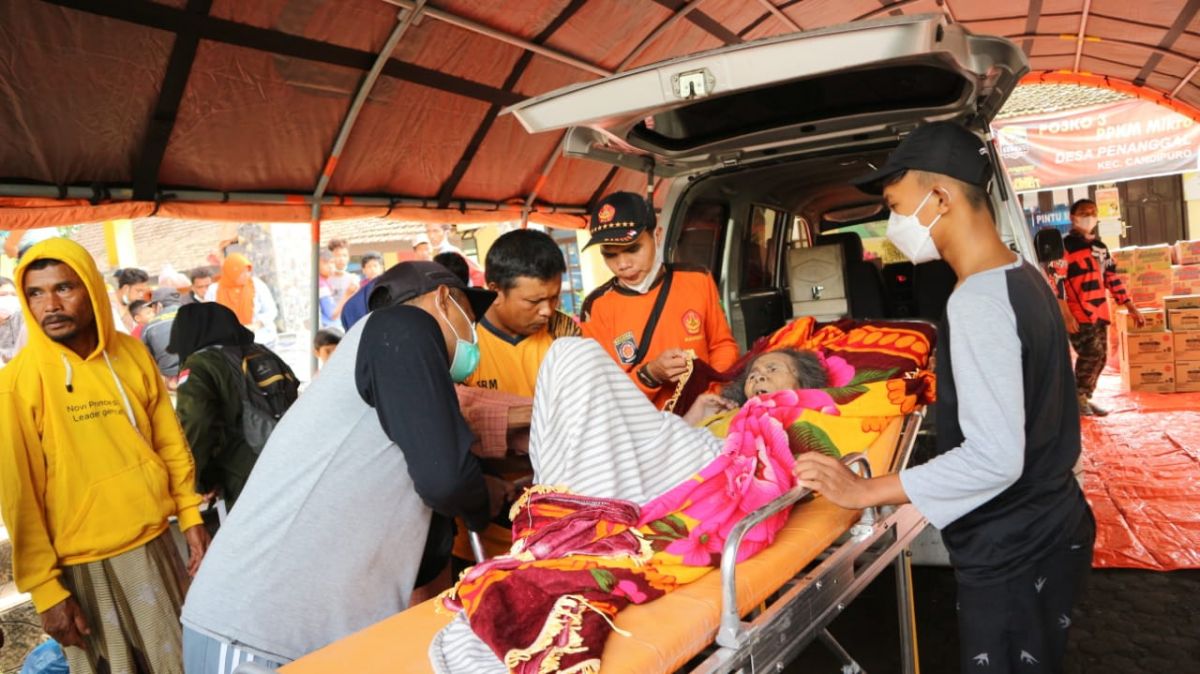 Warga lansia mendapatkan perawatan di lokasi pengungsian.