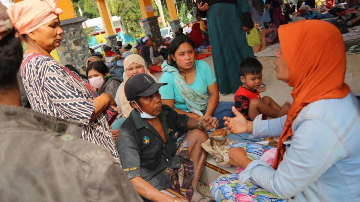 Suasana lokasi pengungsian di Balai Desa Penanggal, Candipuro.