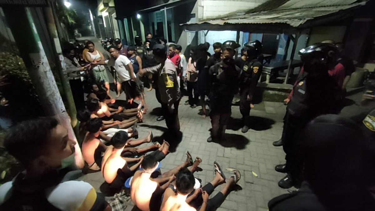 Polisi mengamankan para remaja yang hendak tawuran. (Foto: Jajeli Rois/jatimnow.com)