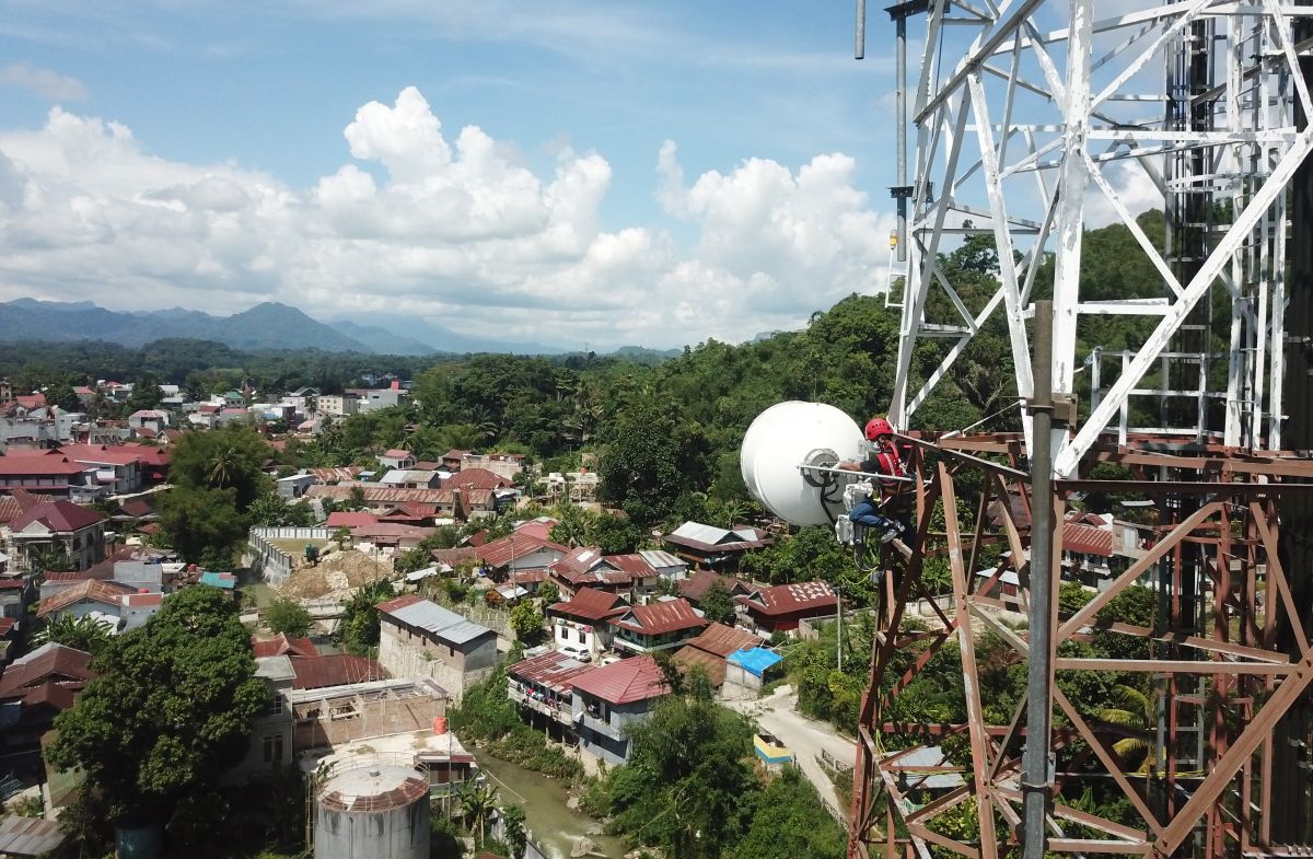 Teknisi XL Axiata sedang melakukan pemeriksaan perangkat BTS yang berada di Makale, Kabupaten Tana Toraja.