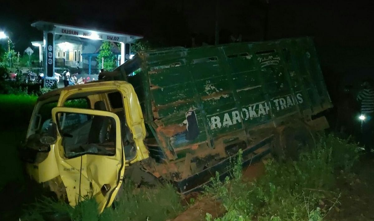 Truk terpental sekitar 5 meter dan terperosok ke area sawah setelah ditabrak kereta api. (Foto: Polres Pasuruan/jatimnow.com)