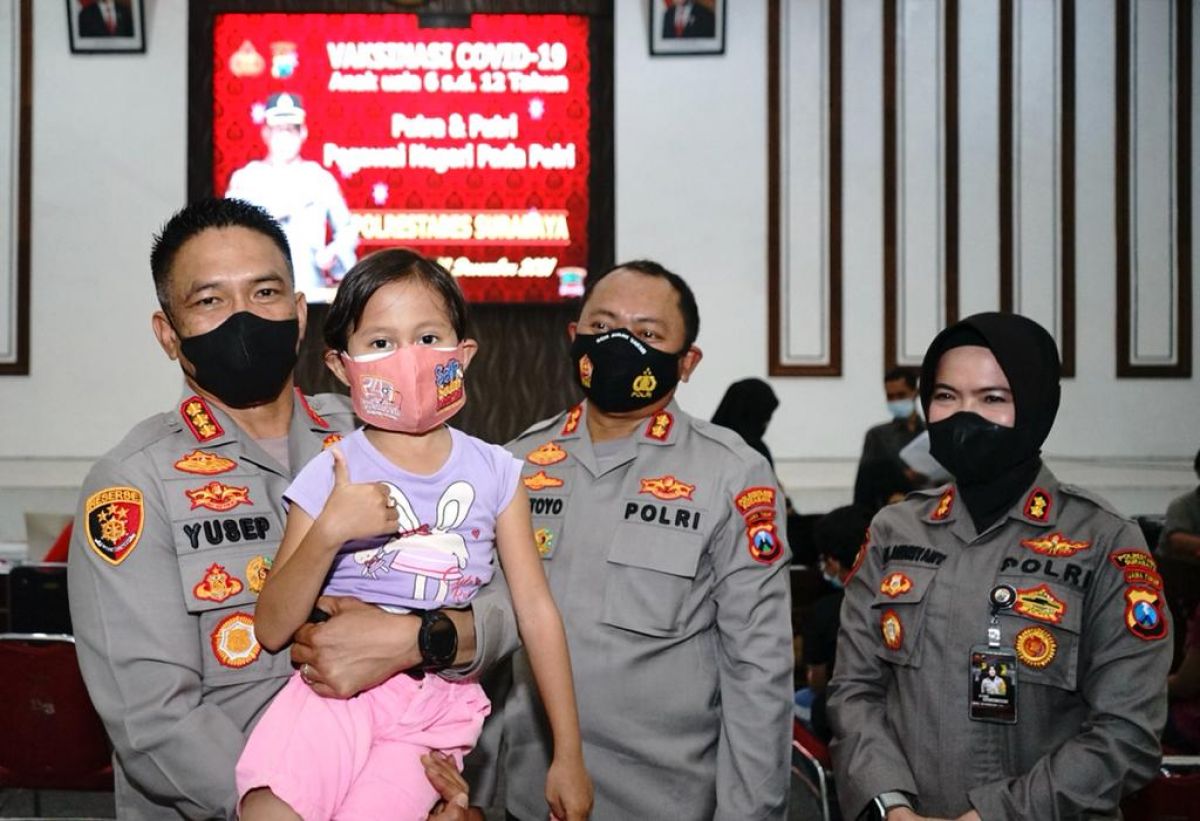 Kapolrestabes Surabaya Kombes Pol Akhmad Yusep Gunawan saat meninjau vaksinasi untuk anak (Foto: Farizal Tito/jatimnow.com)