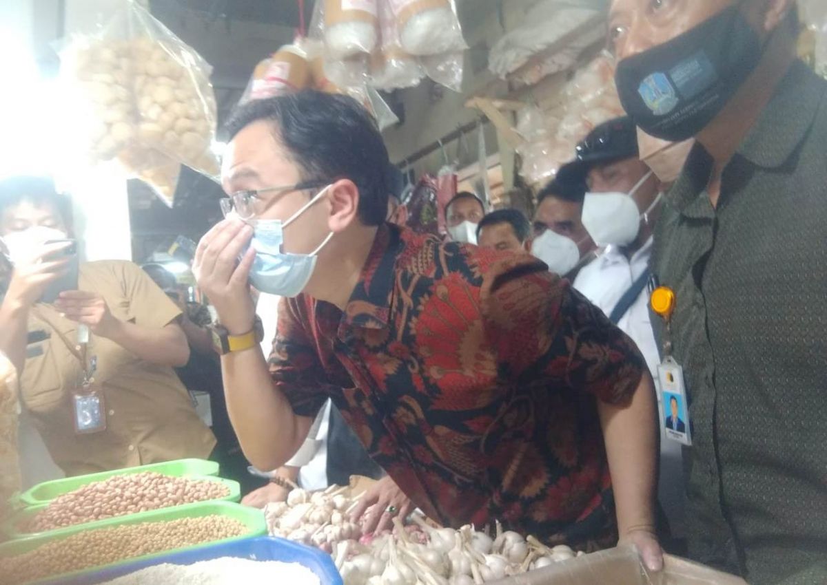Wamendag meninjau Ketersediaan sembako di Pasar Wonokromo Surabaya. (Foto: Shella Shofiyannajah/jatimnow.com)