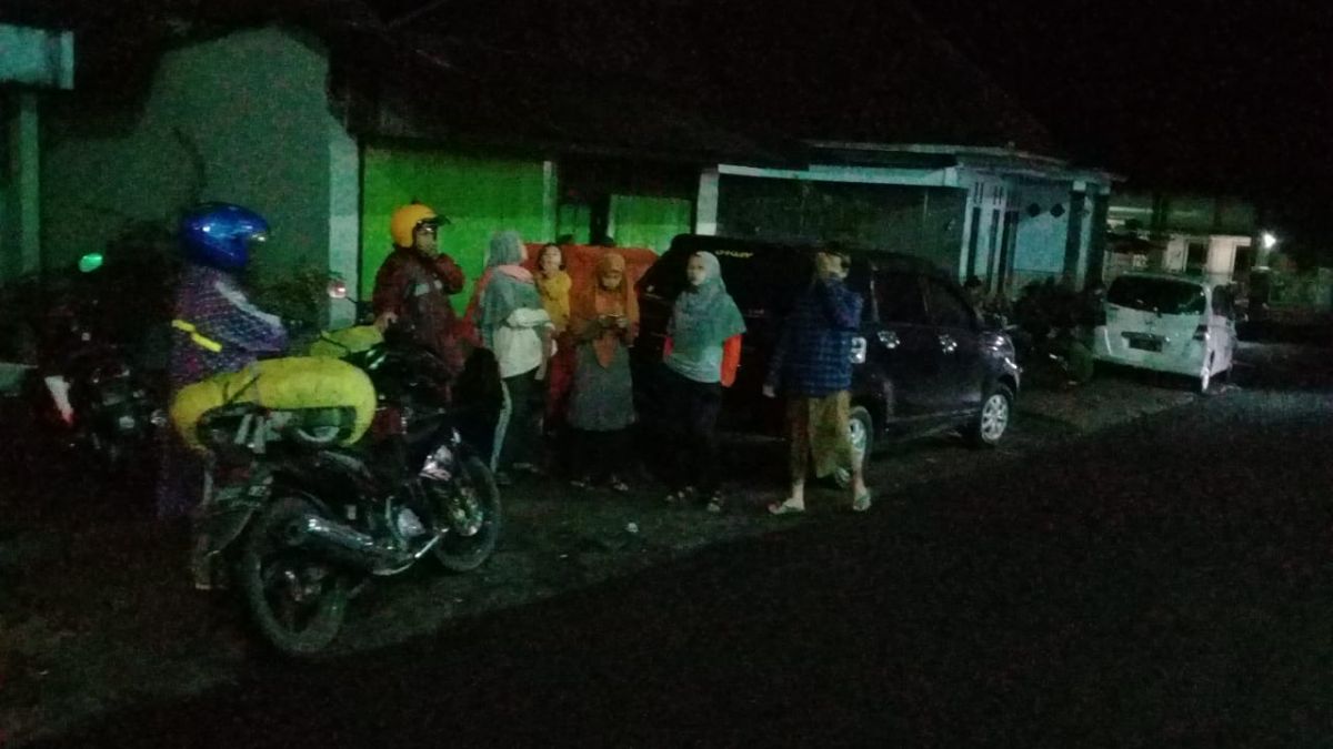 Mendengar suara gemuruh dari Gunung Semeru, warga meninggalkan rumahnya turun ke desa Penanggal dengan mengendari motor maupun mobil. Mahfud Hidayatullah/jatimnow.com