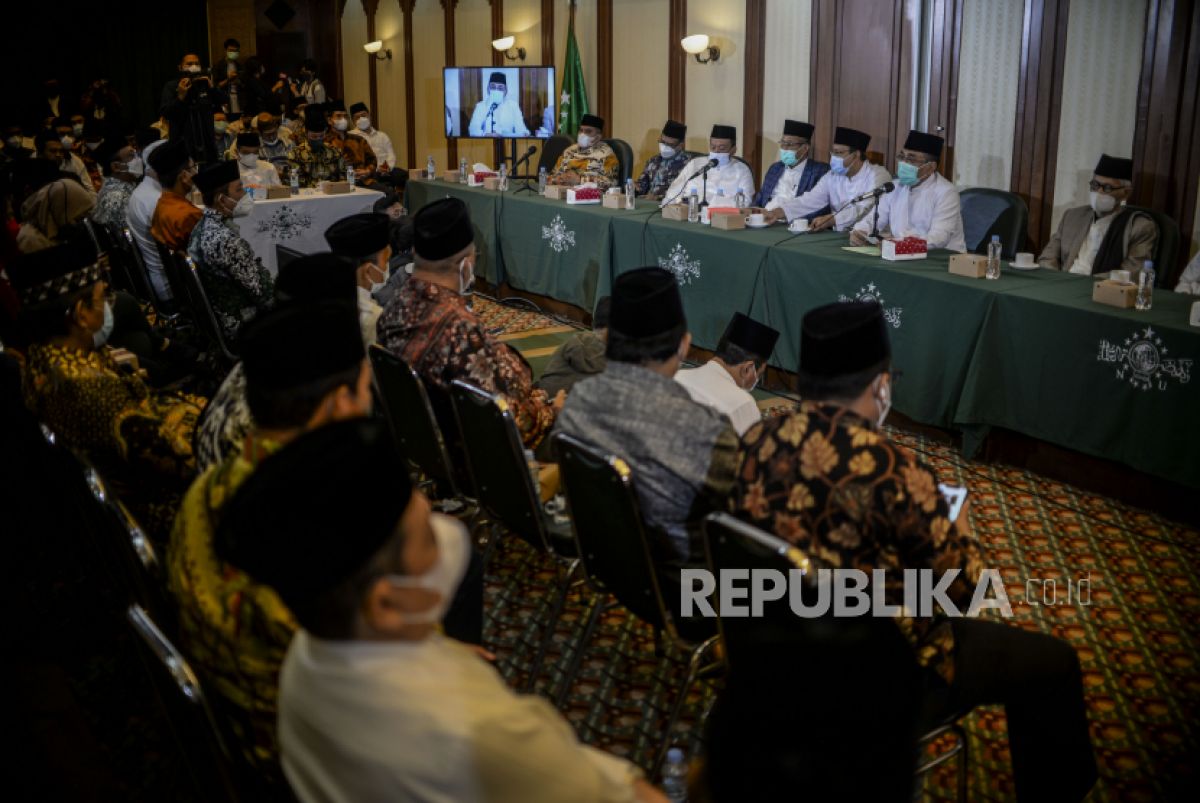 Ketua Umum PBNU Yahya Cholil Staquf bersama Rais Aam PBNU KH. Miftachul Akhyar mengumumkan daftar pengurus PBNU periode 2022-2027 di Jakarta, Rabu (12/1/2022) - (Foto: Republika/Putra M. Akbar)