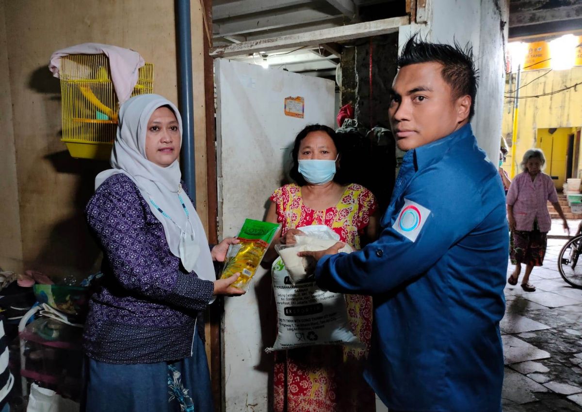 Direktur Utama PT Media Jatim Bersama (jatimnow.com) Mulyadi saat memberikan paket sembako pada warga gedung setan Surabaya.