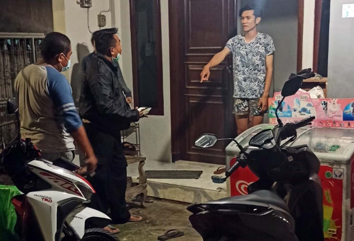 Anggota Unit Reskrim Polsek Sukolilo, Surabaya mendatangi lokasi pencurian motor
