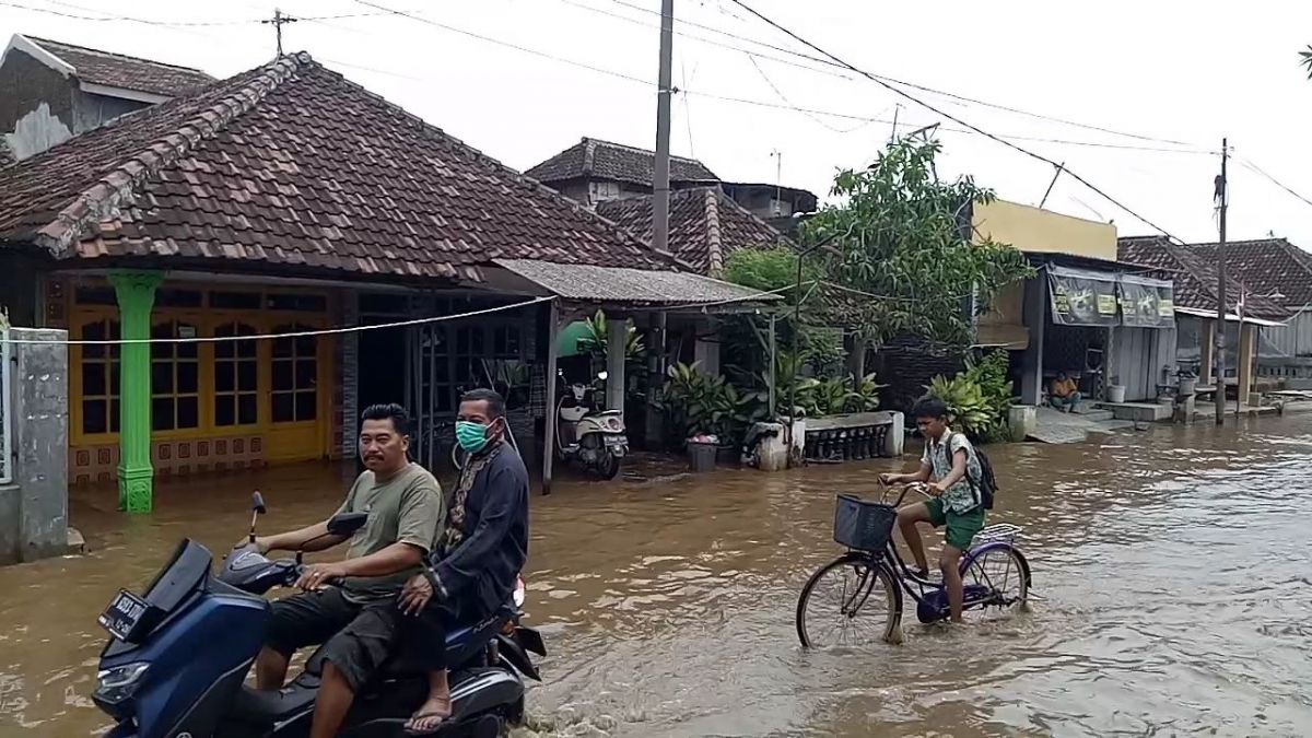 Banjir merendam Desa Kedungboto, Pasuruan sejak dua hari terakhir. (Foto: Moch Rois/jatimnow.com)