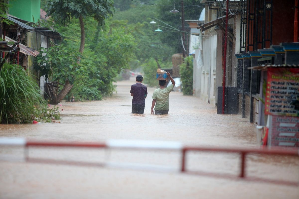 Banjir di 3 kecamatan di Pasuruan sebabkan terganggunya aktivitas warga.