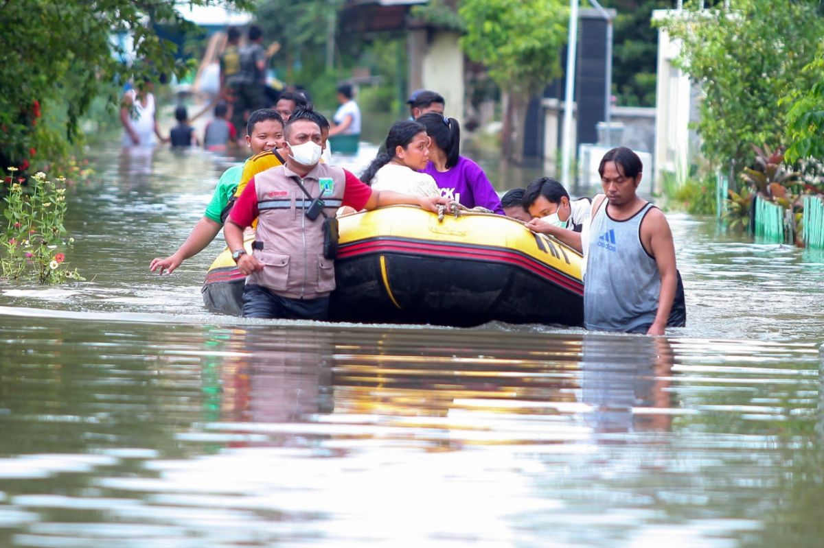 Relawan bahu-membahu melakukan evakuasi terhadap warga yang beraktivitas.