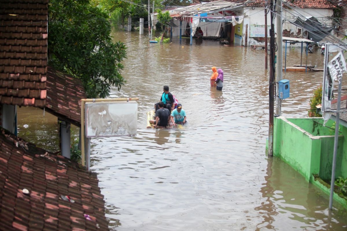 Banjir melumpuhkan aktivitas warga Kecamatan Rejoso, Pasuruan.