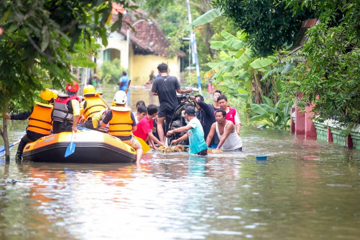 Banjir di Kecamatan Rejoso, Pasuruan menghambat aktivitas warga. (Foto-foto: Moch Rois/jatimnow.com)