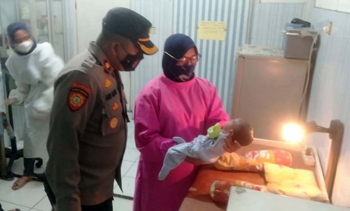 Kapolsek Semampir, Kompol Ari Bayu Aji saat melihat kondisi bayi yang ditemukan terbungkus tas platik di Surabaya