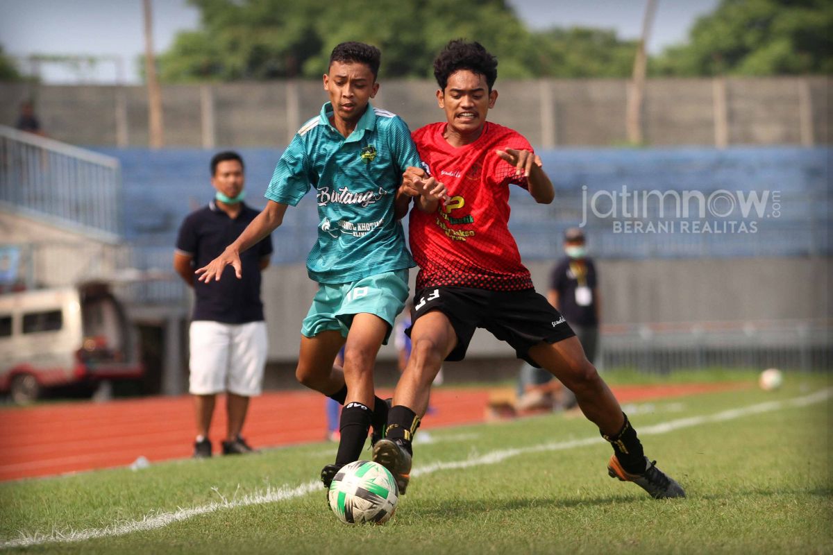 Duel Rajawali Putra (merah) vs Bintang Sembilan (hijau) di Piala Bupati Gresik. (Foto: Sahlul Fahmi/jatimnow.com)