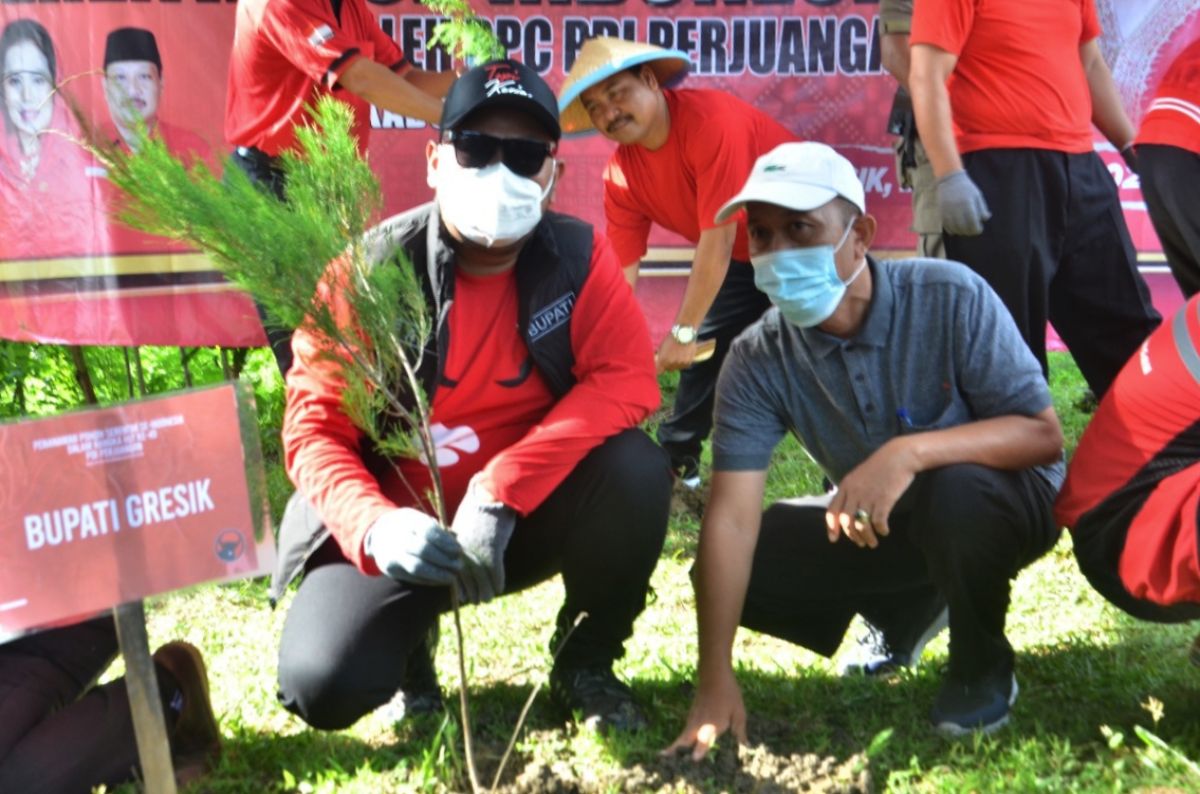 Bupati Gresik bersama DPD PDI Perjuangan tanam pohon di Waduk Bunder Gresik. (Foto: Humas Pemkab Gresik/jatimnow.com)