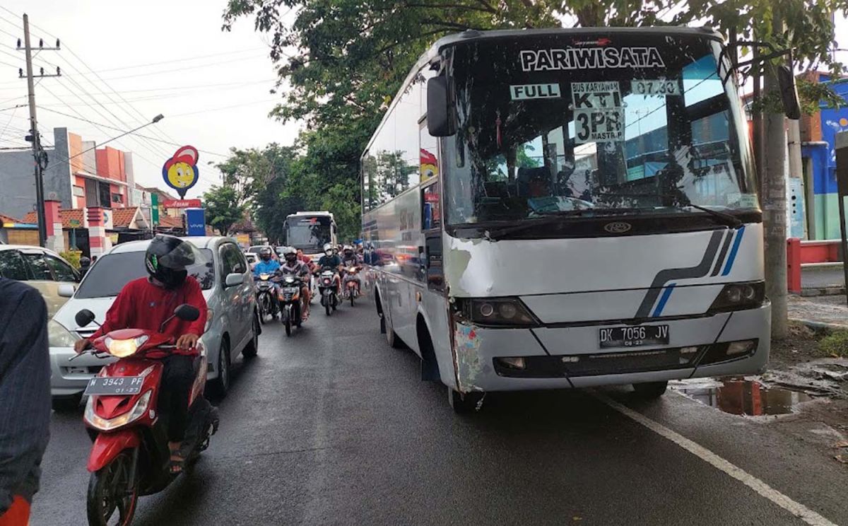 Bus yang hantam motor di Kota Probolinggo (Foto: Mahfud Hidayatullah/jatimnow.com)