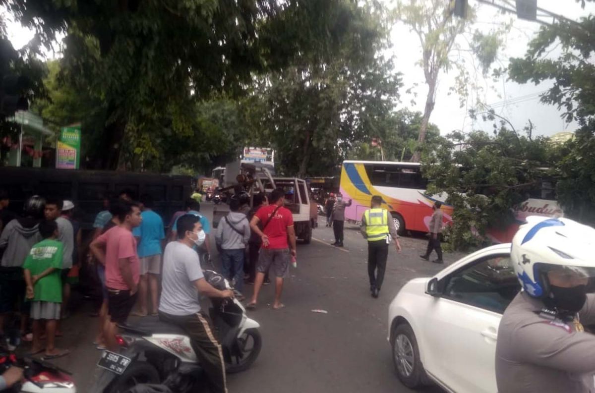 Bus rem blong seruduk 4 kendaraan di Kota Probolinggo
